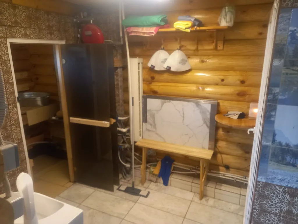 Дом с баней в лесу возле храма и озера