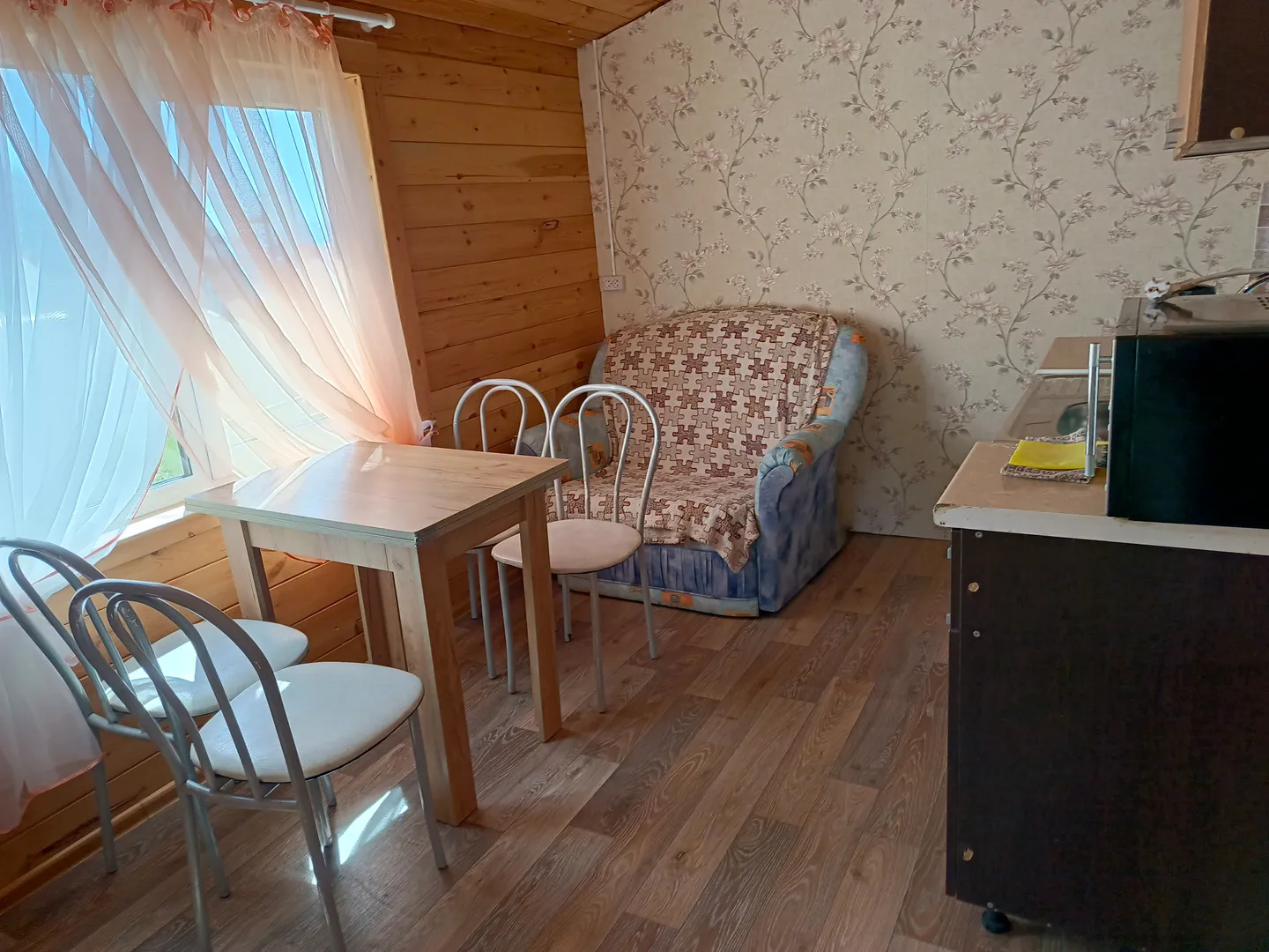 Кухня, диванчик 1.5сп, можно разложить на ночь