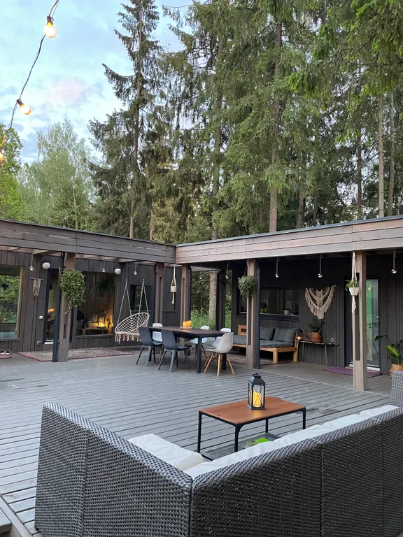 Уютный дом в тишине хвойного леса