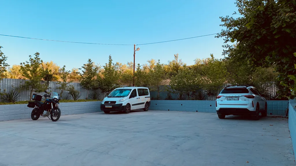 Коттедж Добротный кирпичный дом со своим двором в усадьбе Можжевеловый дворик — Айвовое