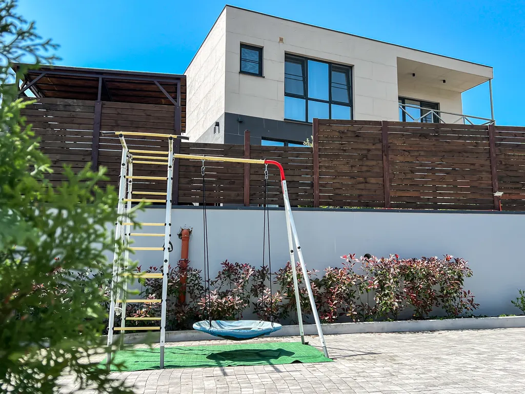 Новый современный дом с теплым бассейном и сауной