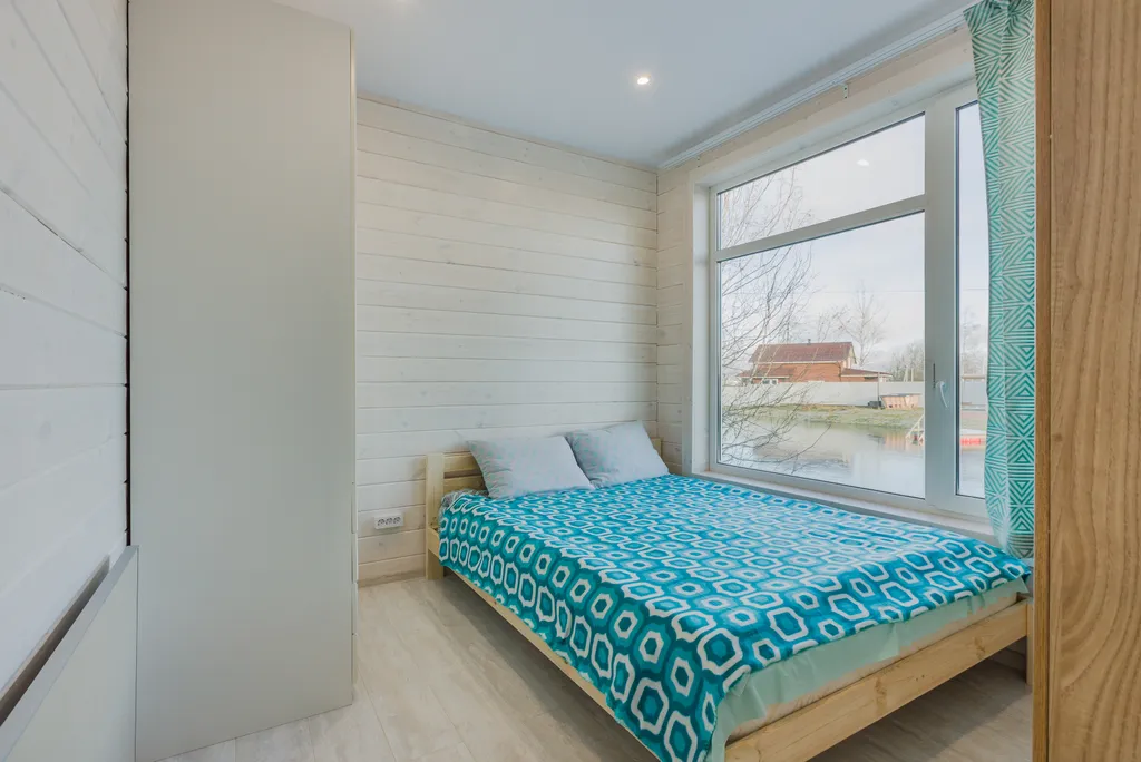 Дом с панорамными окнами на берегу озера, баня, лодка