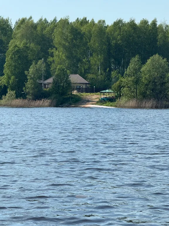 Дом на берегу реки с баней