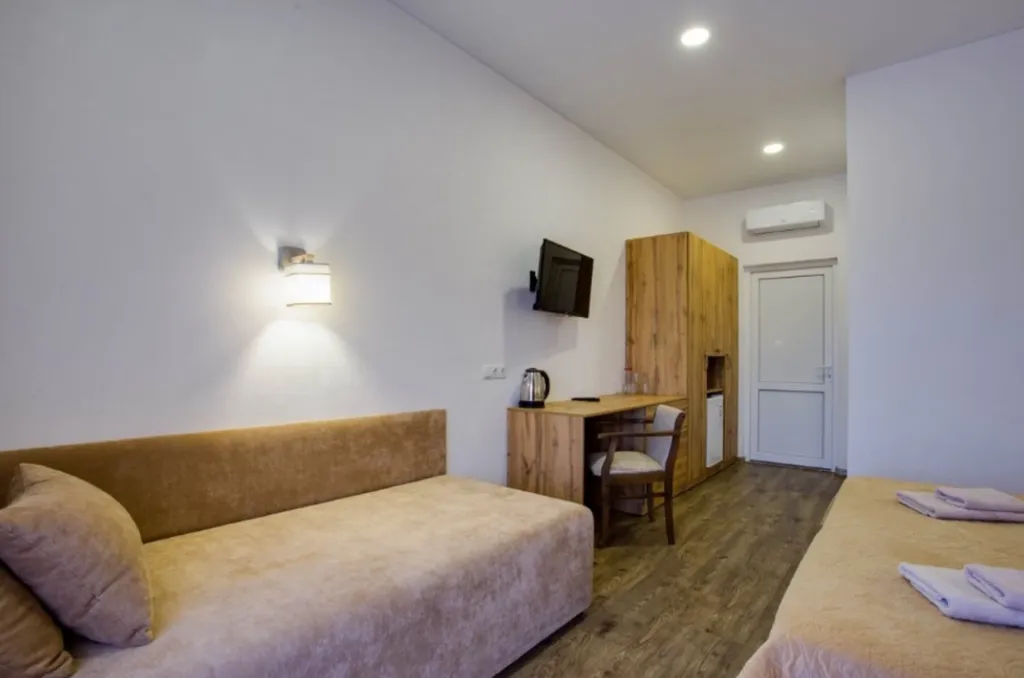 Отдельные комнаты, трёхразовое питание включено