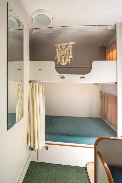 Семейный автодом возле озера