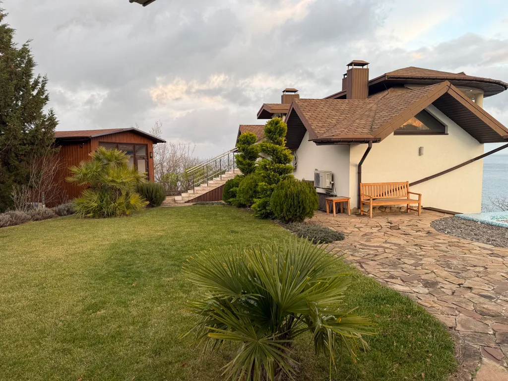 Вилла с панорамной баней и бассейном