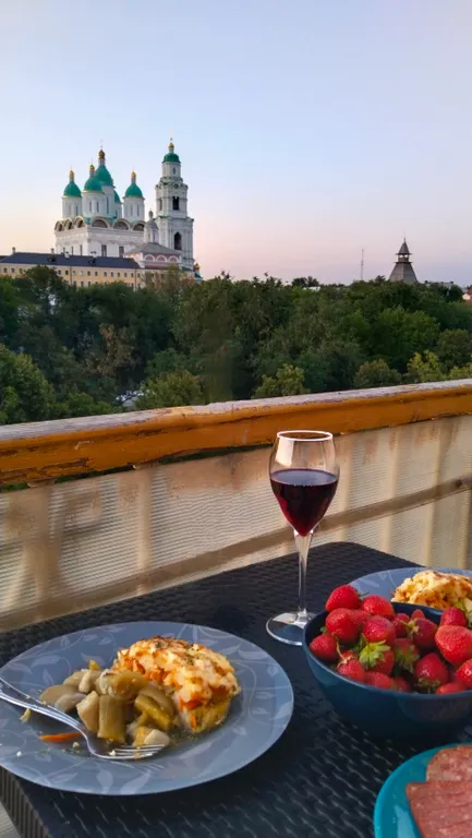 На центральной площади, с открытым балконом. В самом сердце Астрахани