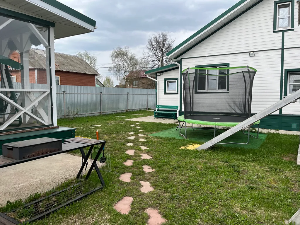 Уютный дом с беседкой в черте города