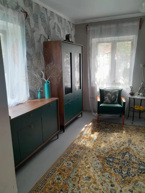 Большой двухэтажный дом с видом на горы