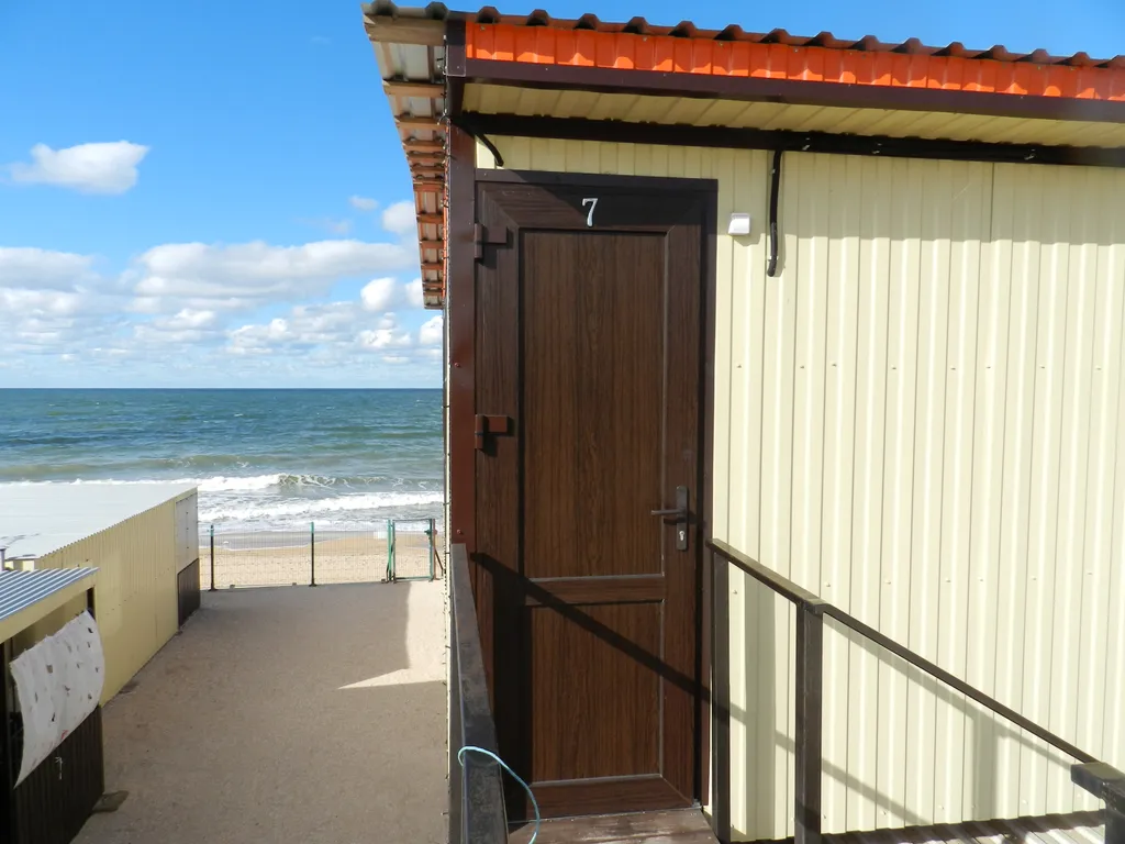 Домики на пляже Золотой Якорь с видом на море