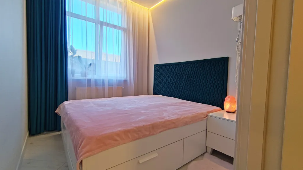 Дизайнерский апартамент со спальней и балконом