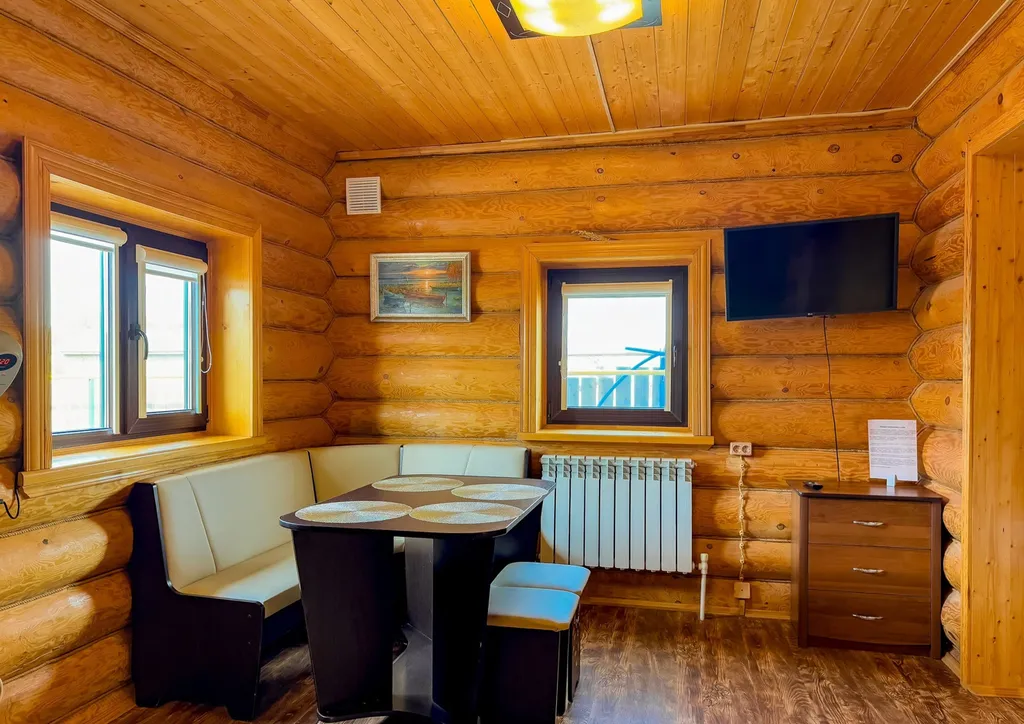 Уютный деревянный дом рядом с живописным озером