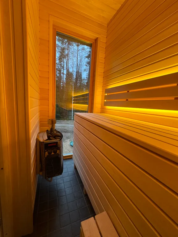 Дом в лесу рядом с озером