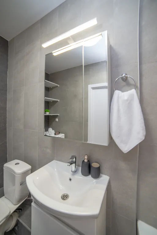 Евродвушка с балконом на Тверитина 41 для 4 гостей