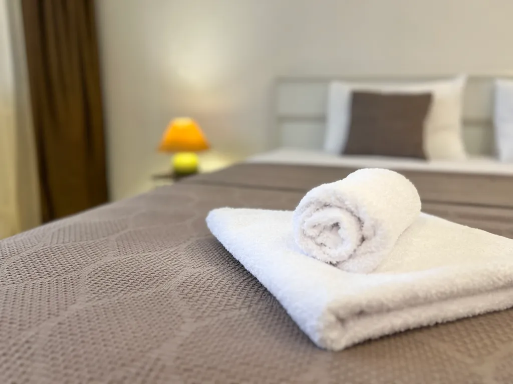 Проживание возле бювета и городского озера с видом из окна на гору