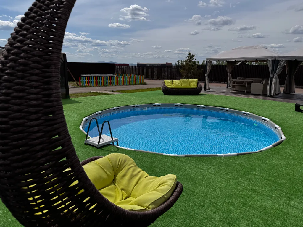 Коттедж с теплым бассейном и баней в 15 минутах от города