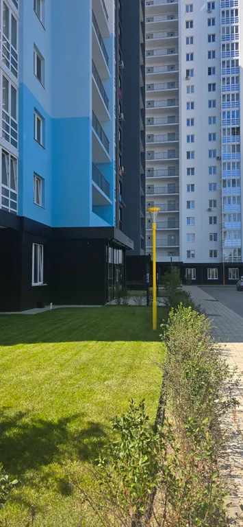 Новый дом, одна кухня изолированана от комнаты не студия всё отдельно,