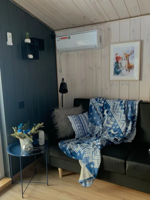 Светлый домик на опушке леса