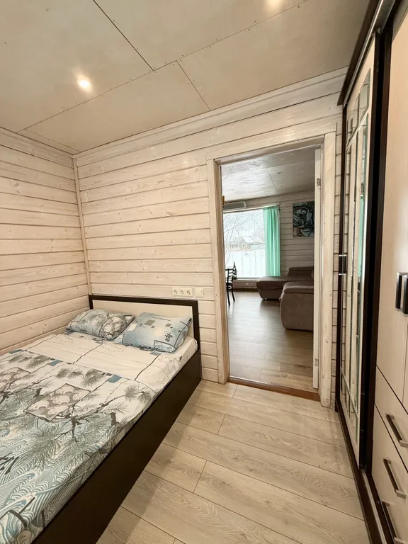 Уютный коттедж с панорамными окнами на берегу озера