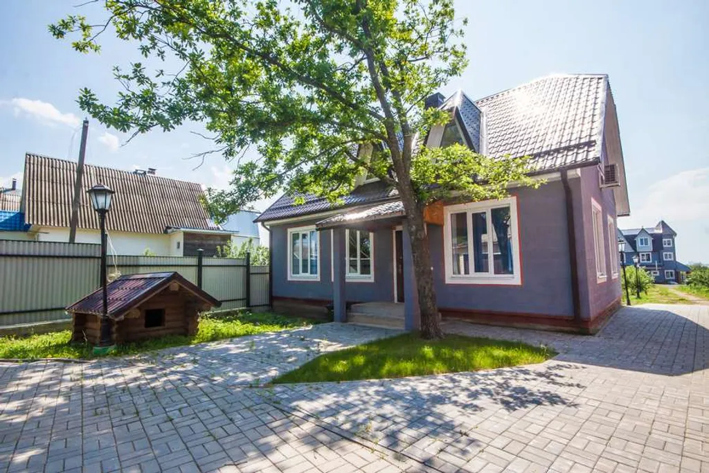 Дом с видом на сад и озеро