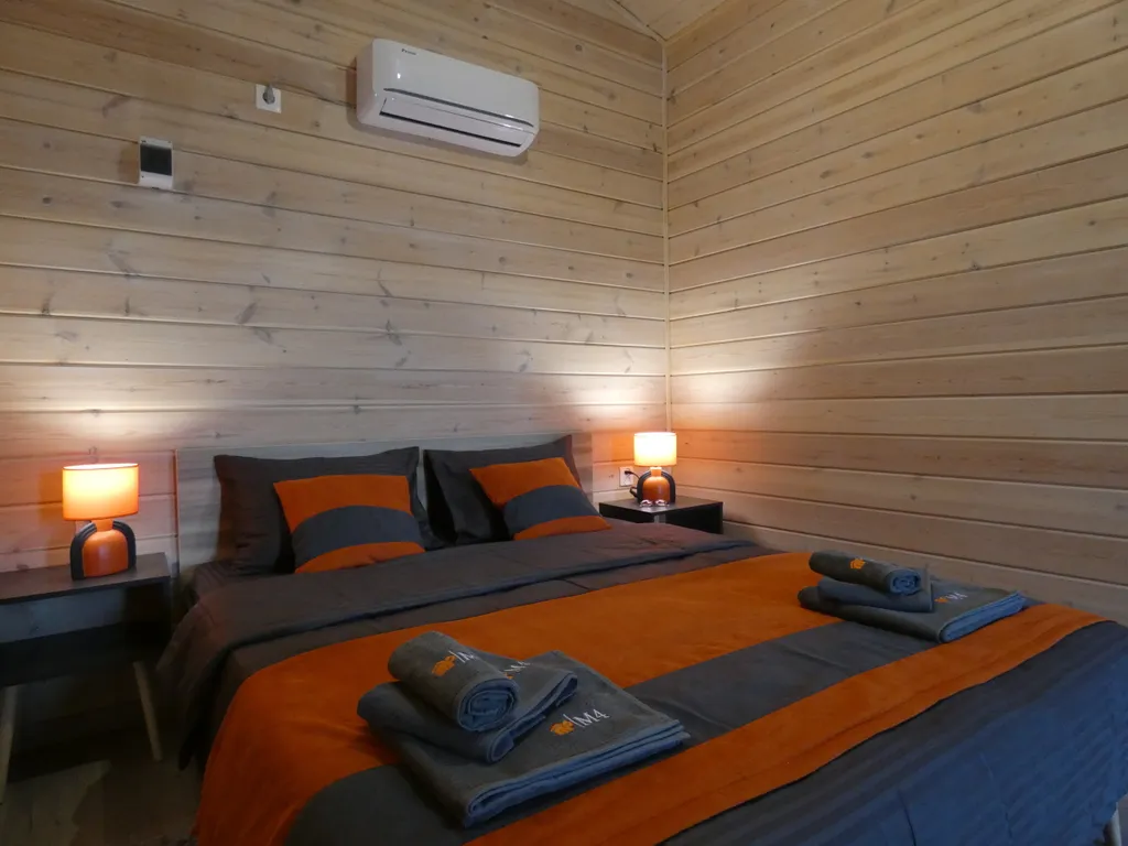 Уютный четырёхместный Домик с двуспальной кроватью