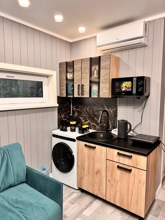 Дом с видом на море в лесу