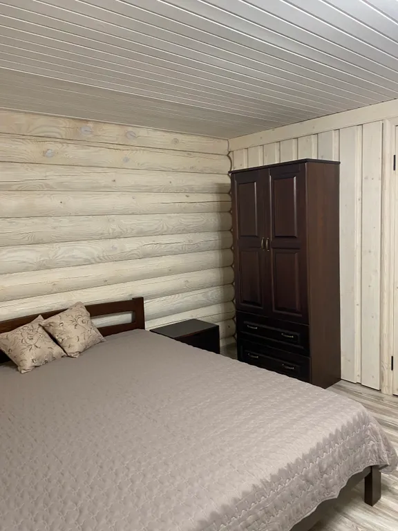 Уютный домик в лесу у пруда