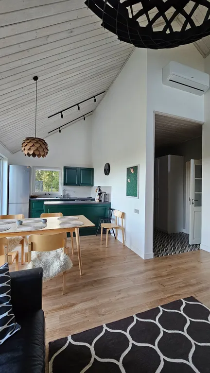 Дом на скале в окружении леса