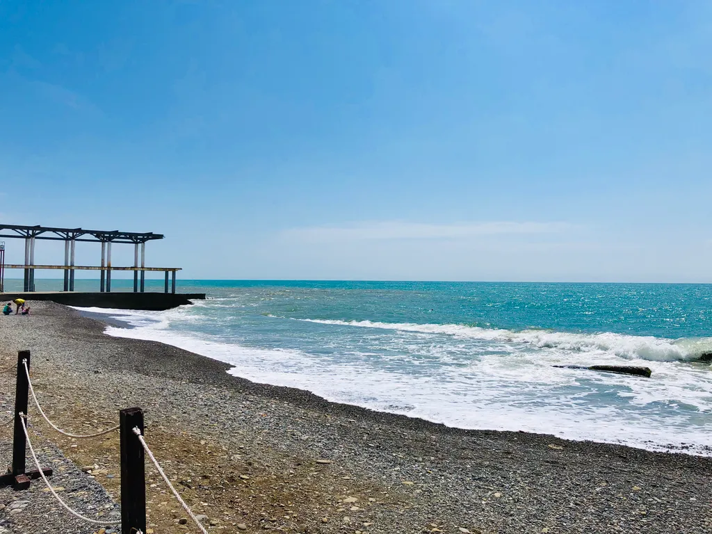 Стильная студия у моря с камином