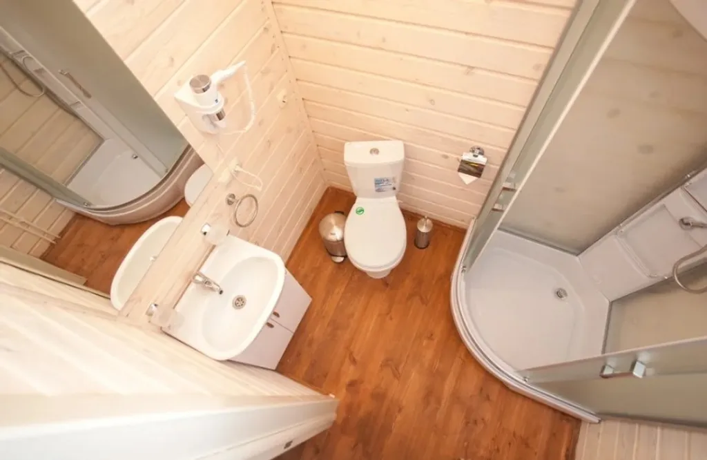 Домик на берегу озера