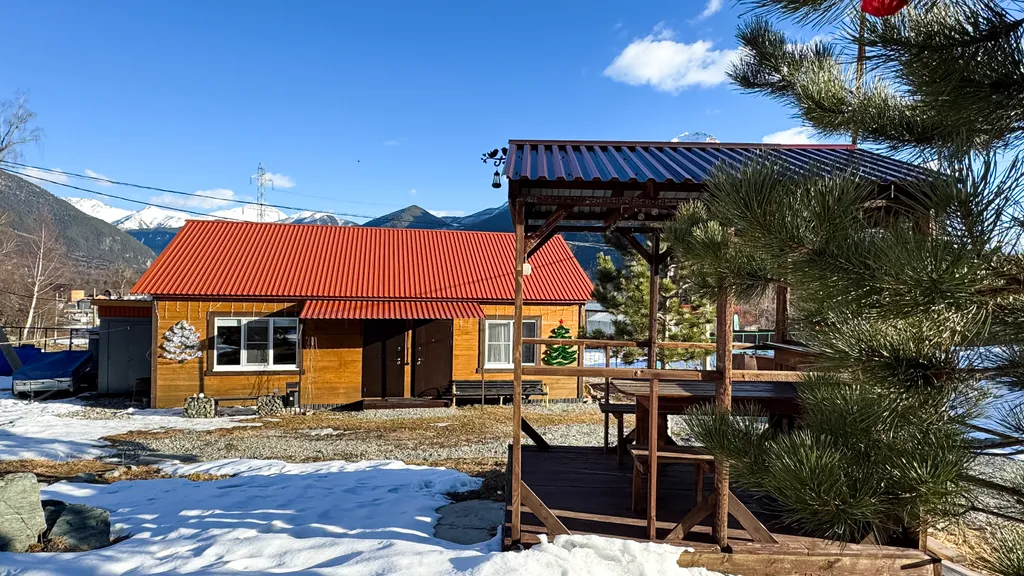 Часть дома с видом на горы