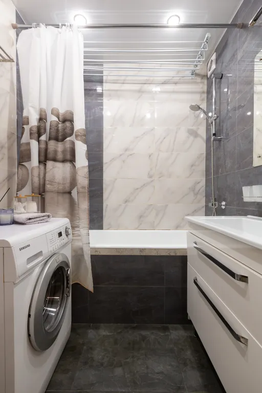 Рядом живописный пруд для зимних прогулок