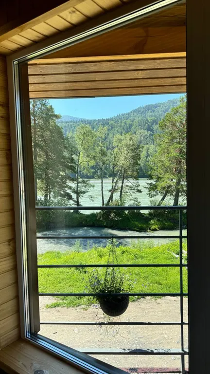 Современные студии на берегу реки