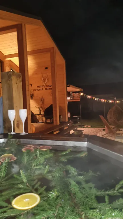 Домик для пар, чаном на дровах и видом на березовый лес в МО.