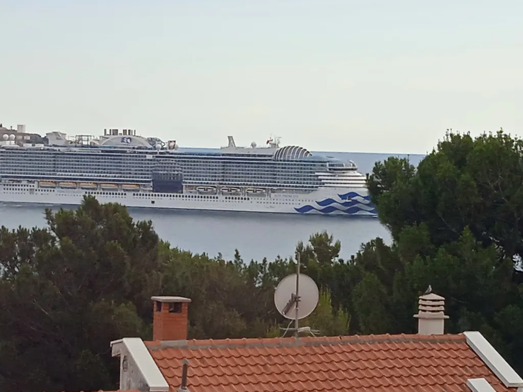 Вид на море и город