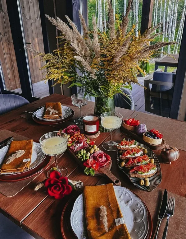 Дизайнерский панорамный дом с сауной в хвойном лесу