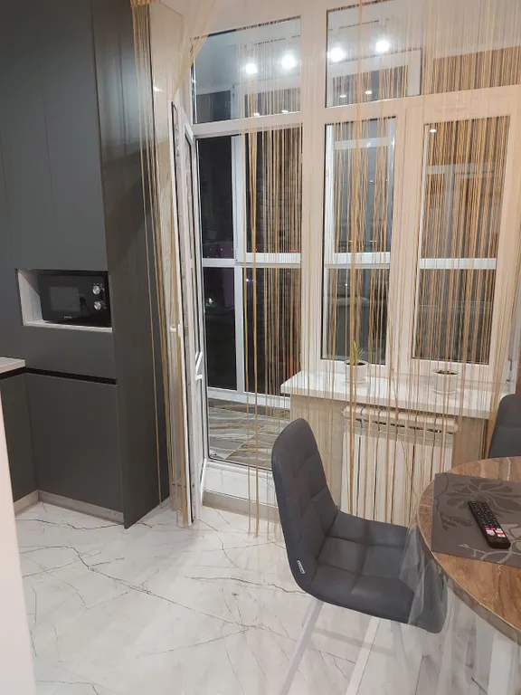 Студия Золотая карта с видом на сквер