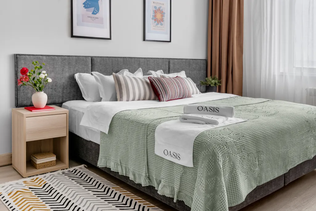 YES Апарт-Отель  King-Size кровать кухня вид на Ботанический сад