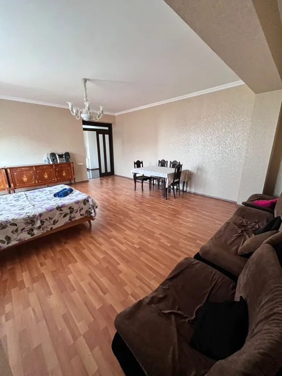 Большая и просторная квартира с двумя балконами в центре