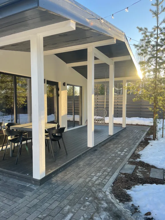 Дом в окружении сосен