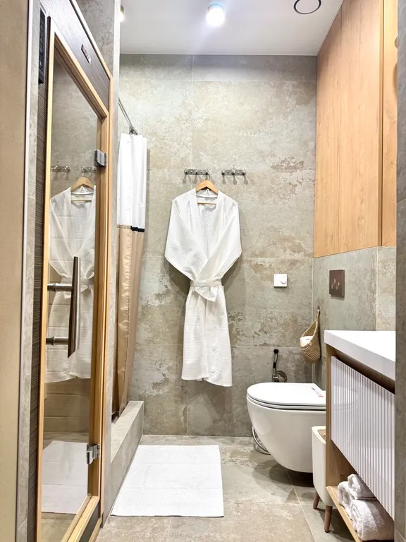 Студия бохо у набережной, с сауной, массажным креслом, проектором