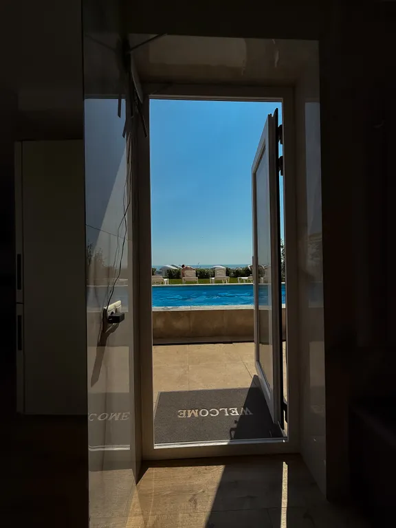 Квартира Трехкомнатная квартира с бассейном и потрясающим видом на море — Сириус