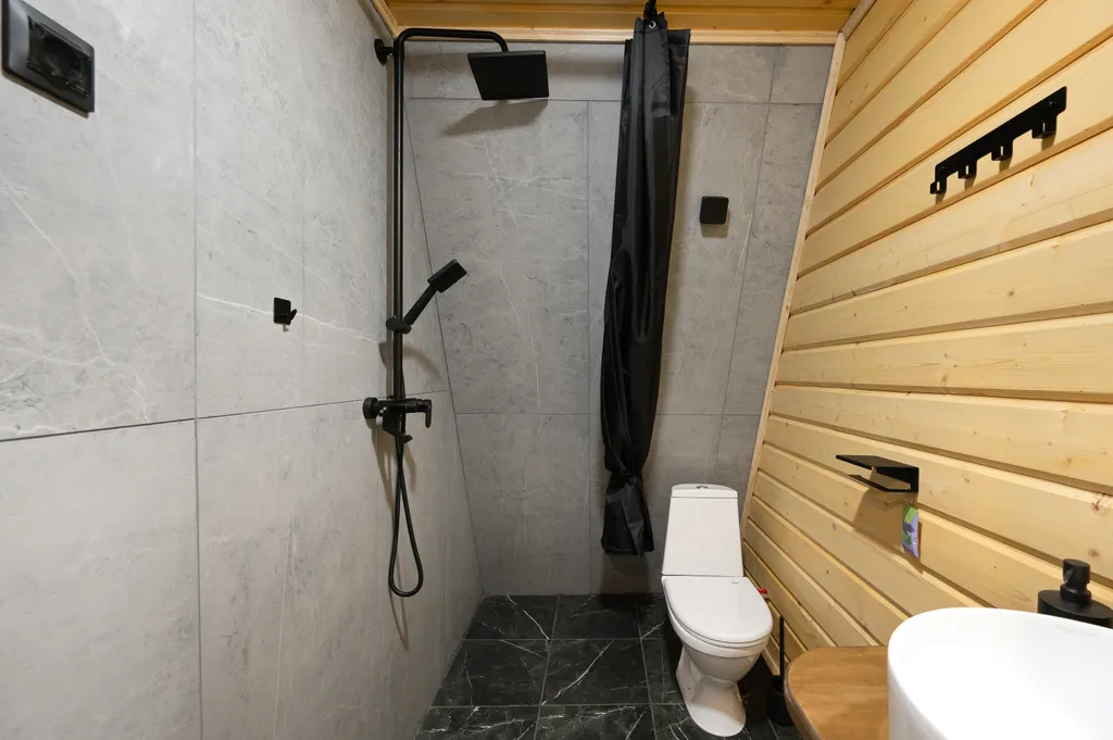 Стильный дом-шалаш с горячей купелью среди вековых сосен