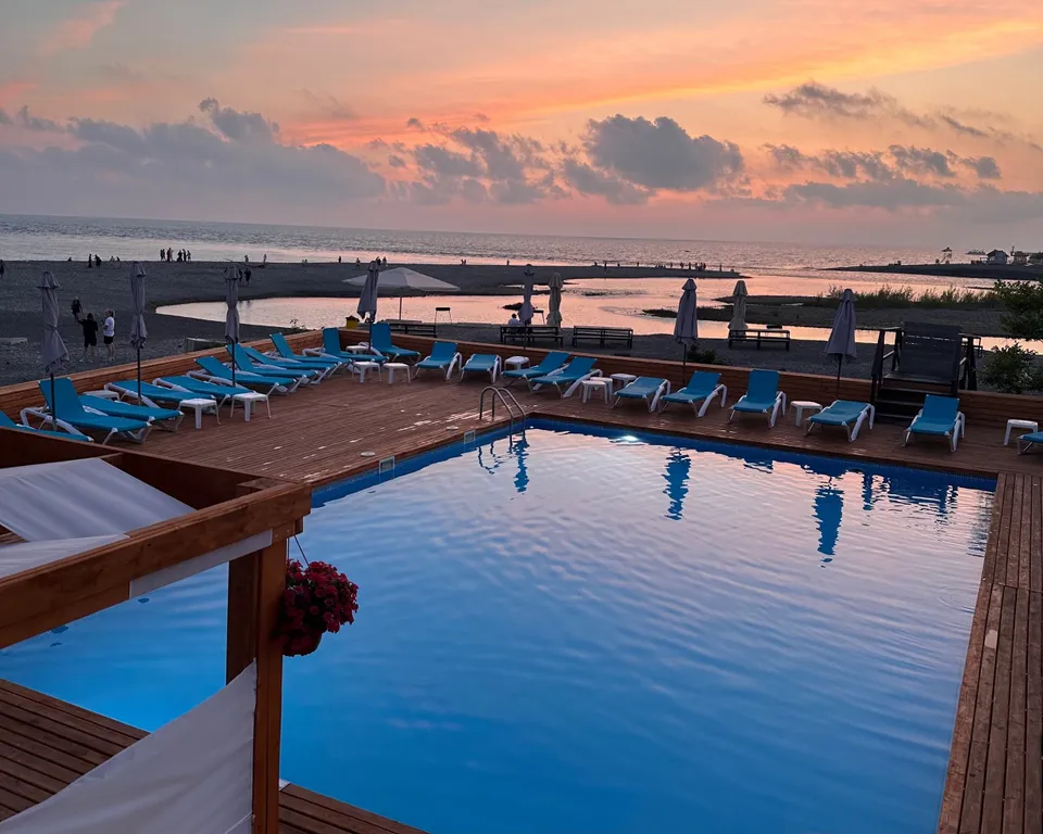 Квартира Уютные апартаменты у пляжа с подогреваемым бассейном — Сириус