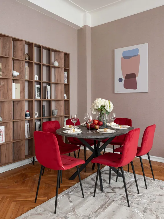 Просторная квартира с тремя спальными и балконом с видом