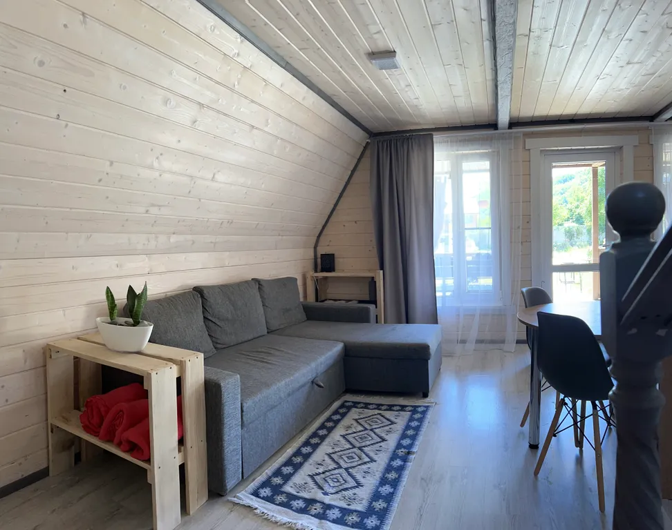 Дом А-Фрейм на берегу реки