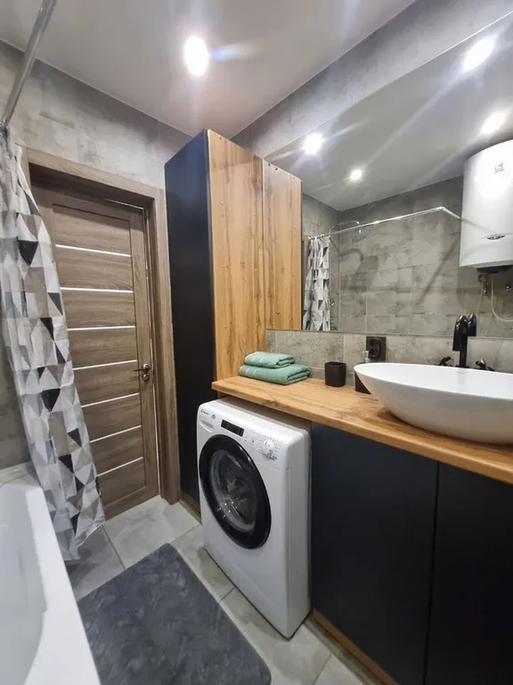 Просторная солнечная стильная студия в современном стиле