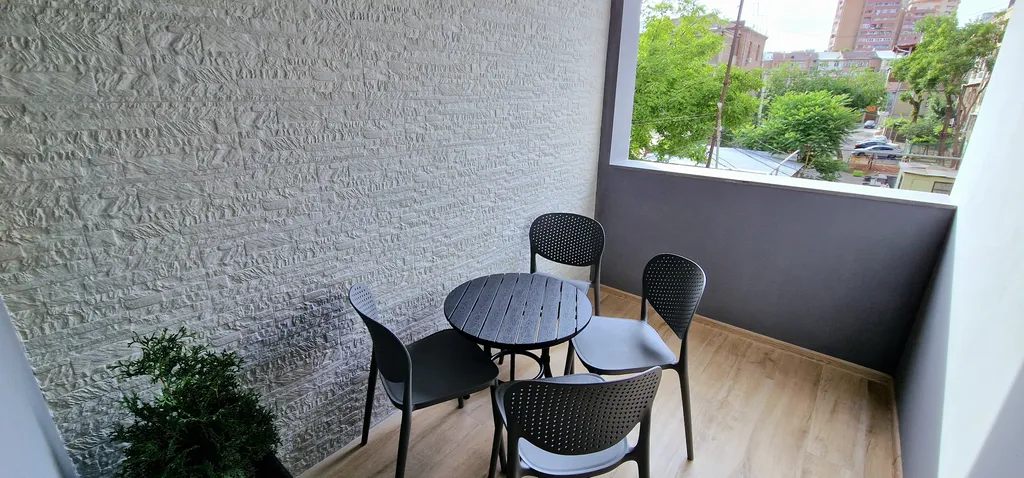 3-комнатная квартира с видом на парк у площади Республика