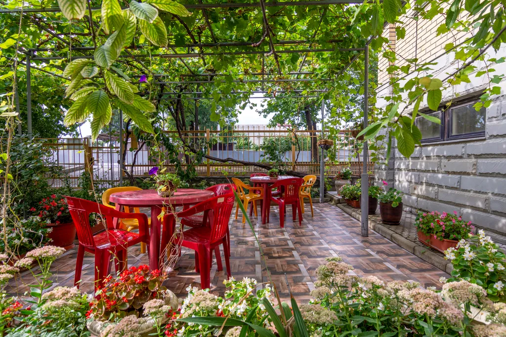 Домик для двоих, утопающий в зелени