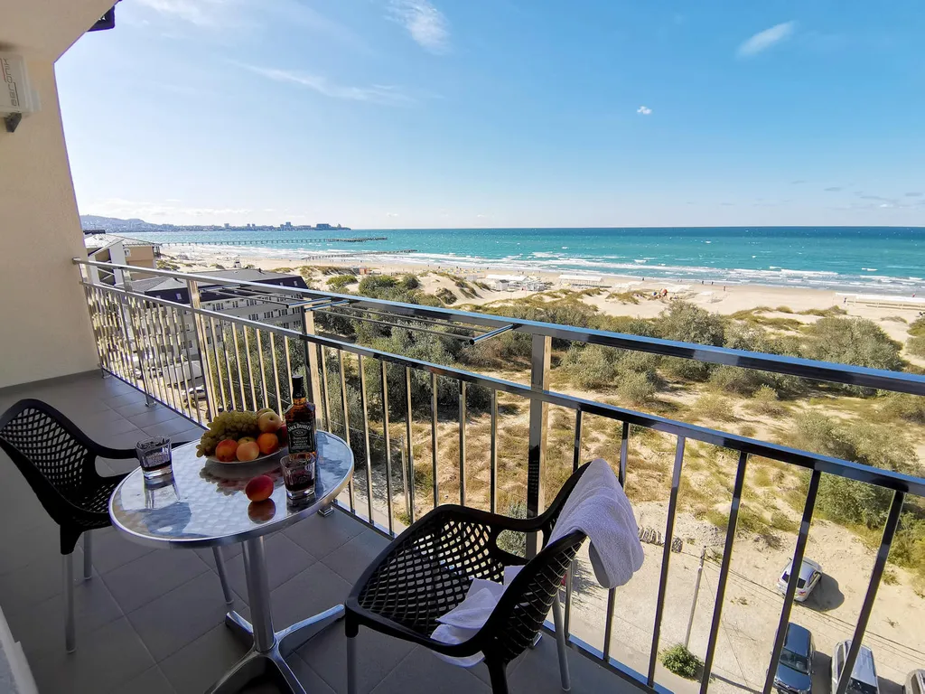 Номер двухкомнатный люкс с балконом у самого моря, с бассейном